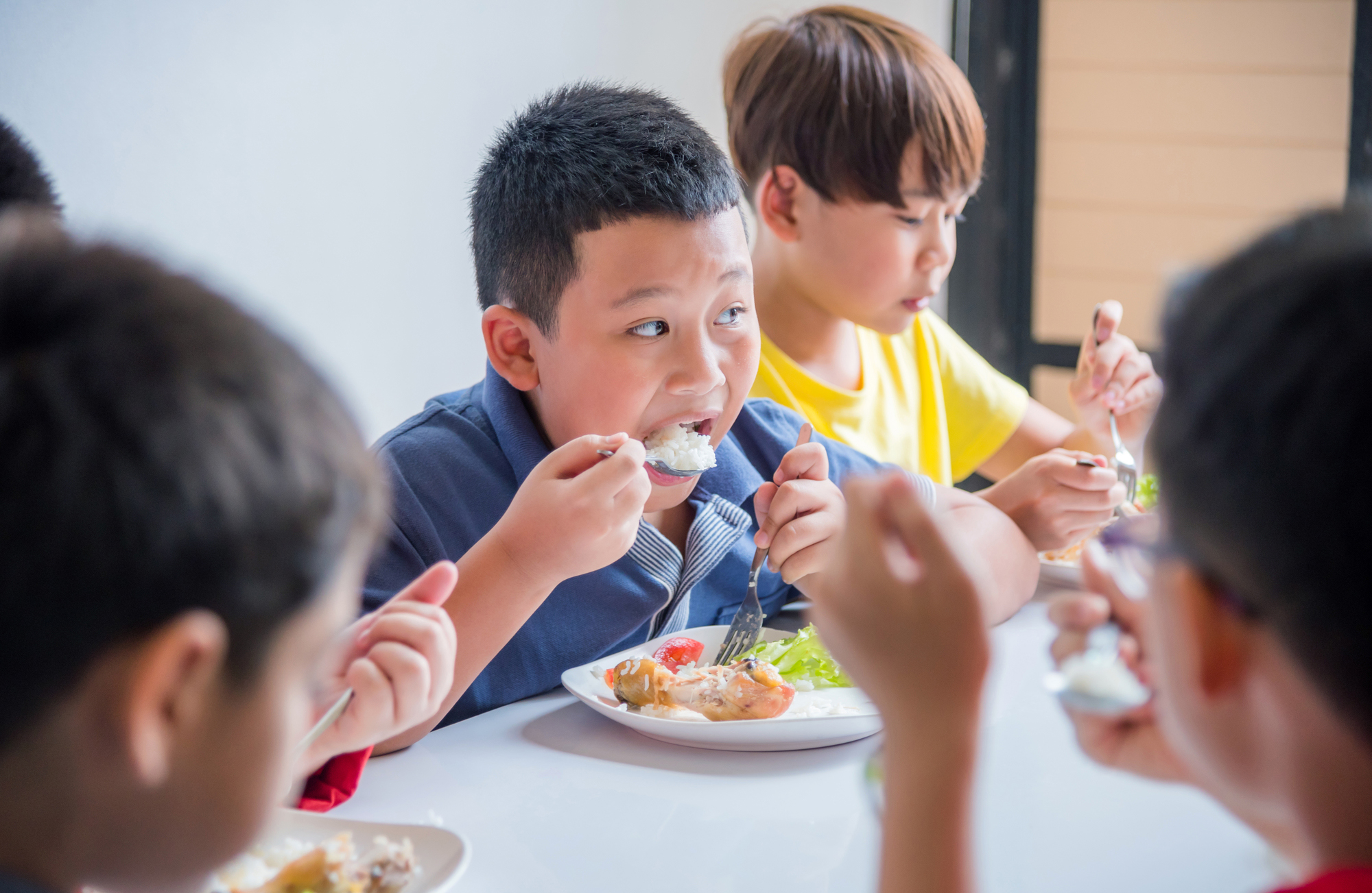 食事をする子供たち